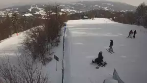 Widok na górą część trasy zjazdowej w Laskowa Ski