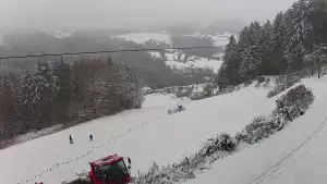 Widok na środkową część trasy zjazdowej w stacji narciarskiej Laskowa Ski