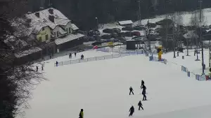 Widok na środkową część trasy zjazdowej w stacji narciarskiej Laskowa Ski