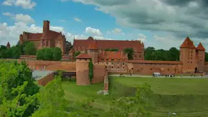 Widok na XIII wieczny zamek Krzyżacki - jedną z największych atrakcji Malborka
