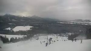 Widok na kolej i panoramę Tatr z Ośrodka Narciarskiego MAŁE CICHE.