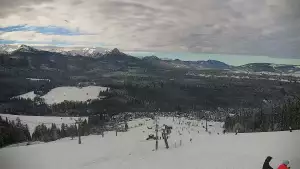 Widok na kolej i panoramę Tatr z Ośrodka Narciarskiego MAŁE CICHE.