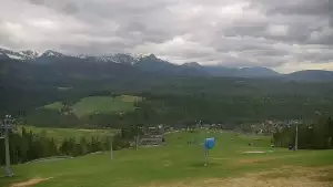 Widok na kolej i panoramę Tatr z Ośrodka Narciarskiego MAŁE CICHE.