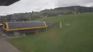 Widok z kamery na dolną stację ośrodka narciarskiego Małe Ciche.