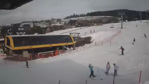 Widok z kamery na dolną stację ośrodka narciarskiego Małe Ciche.