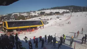 Widok z kamery na dolną stację ośrodka narciarskiego Małe Ciche.