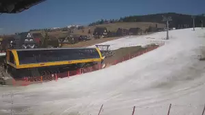 Widok z kamery na dolną stację ośrodka narciarskiego Małe Ciche.