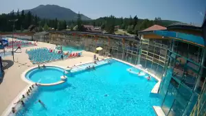 Kamera z widokiem na termy Oravice na Słowacji