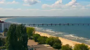 Ujęcie z kamery obrotowej na skwer w Międzyzdrojach