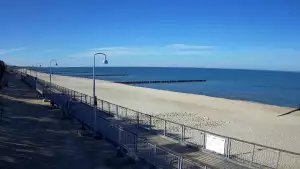 Ujęcie na promenadę i morze w Mielnie.