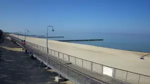 Ujęcie na promenadę i morze w Mielnie.