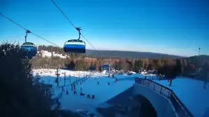 Widok z kamery obejmuje dolną część stacji narciarskiej Nartorama w kompleksie Zieleniec Sport Arena