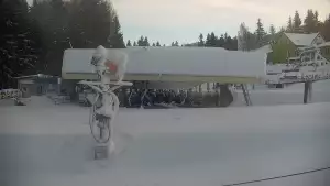 Widok na dolną stację wyciągu w kompleksie Nartorama