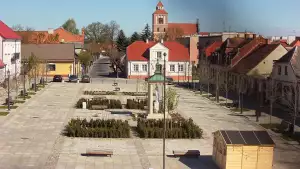 Wzrok przyciąga również klasycystyczny ratusz, stanowiący dowód dawnego bogactwa Nieszawy jako ważnego ośrodka handlu wiślanego.