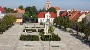 Wzrok przyciąga również klasycystyczny ratusz, stanowiący dowód dawnego bogactwa Nieszawy jako ważnego ośrodka handlu wiślanego.