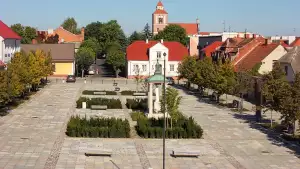 Wzrok przyciąga również klasycystyczny ratusz, stanowiący dowód dawnego bogactwa Nieszawy jako ważnego ośrodka handlu wiślanego.