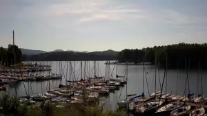 Widok na zacumowane żaglówki nad Jeziorem Solińskim