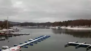 Widok na zacumowane żaglówki nad Jeziorem Solińskim