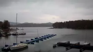 Widok na zacumowane żaglówki nad Jeziorem Solińskim