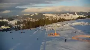 Obraz z kamery na żywo na stację narciarską Rusin-ski oraz panoramę Tatr.