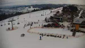 Obraz z kamery na żywo na stację narciarską Rusin-ski oraz panoramę Tatr.