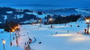 Obraz z kamery na żywo na stację narciarską Rusin-ski oraz panoramę Tatr.