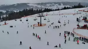 Obraz z kamery na żywo na stację narciarską Rusin-ski oraz panoramę Tatr.