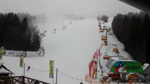 Widok na wieżę widokową znajdującą się na szczycie góry w Krynicy Zdroju