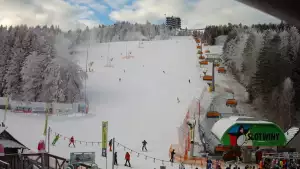 Widok na wieżę widokową znajdującą się na szczycie góry w Krynicy Zdroju