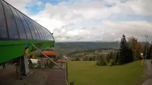 Widok na stok narciarski i kolej z górnej stacji kompleksu Słotwiny Arena w Krynicy