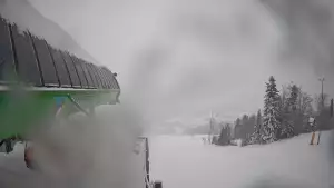 Widok na stok narciarski i kolej z górnej stacji kompleksu Słotwiny Arena w Krynicy