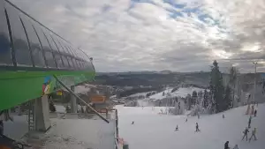 Widok na stok narciarski i kolej z górnej stacji kompleksu Słotwiny Arena w Krynicy