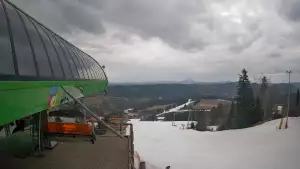 Widok na stok narciarski i kolej z górnej stacji kompleksu Słotwiny Arena w Krynicy