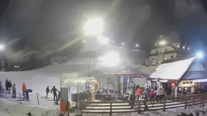 Widok z dolnej stacji w Ośrodku narciarskim w Spytkowicach w powiecie nowotarskim