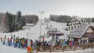 Widok z dolnej stacji w Ośrodku narciarskim w Spytkowicach w powiecie nowotarskim