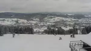 Widok na nowoczesną kolej krzesełkową i orczyk oraz część tras narciarskich