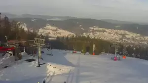 Widok na nowoczesną kolej krzesełkową i orczyk oraz część tras narciarskich