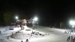 Widok na nowoczesną kolej krzesełkową i orczyk oraz część tras narciarskich