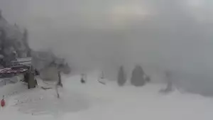 Widok na nowoczesną kolej krzesełkową i orczyk oraz część tras narciarskich