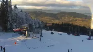 Widok na nowoczesną kolej krzesełkową i orczyk oraz część tras narciarskich