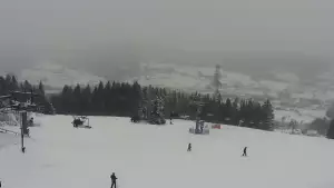 Widok na nowoczesną kolej krzesełkową i orczyk oraz część tras narciarskich