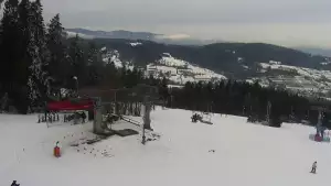 Widok na nowoczesną kolej krzesełkową i orczyk oraz część tras narciarskich