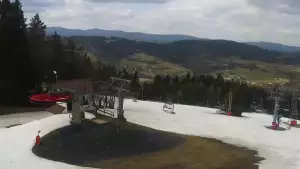 Widok na nowoczesną kolej krzesełkową i orczyk oraz część tras narciarskich