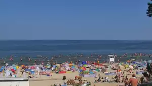 Stegna kamera bulwar, plaża i morze.