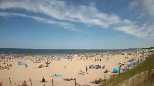 Kamera na plażę w Świnoujściu na żywo przepływające promy.