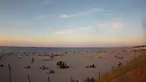 Kamera na plażę w Świnoujściu na żywo przepływające promy.