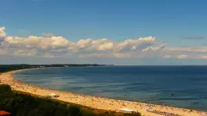 Kamery nad morzem na szeroką plażę i falochrony w Świnoujściu.