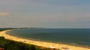 Kamery nad morzem na szeroką plażę i falochrony w Świnoujściu.