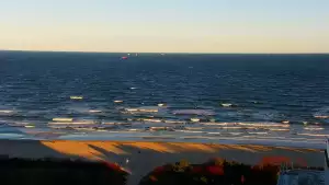 Kamery nad morzem na szeroką plażę i falochrony w Świnoujściu.