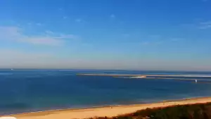 Kamery nad morzem na szeroką plażę i falochrony w Świnoujściu.